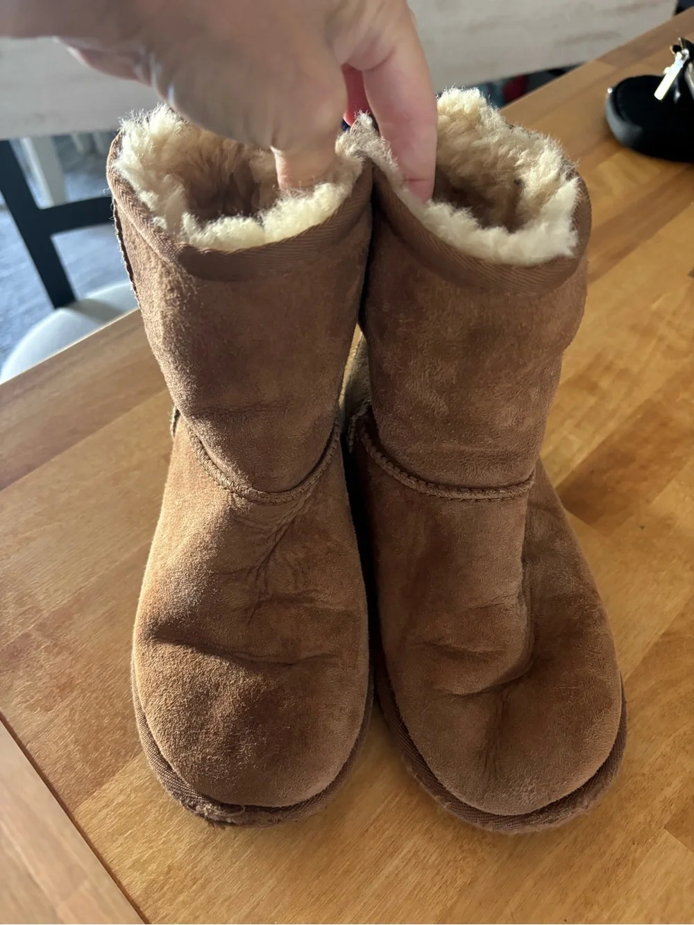 UGG Kids Short Faux-Shearling Boots - Chestnut - size 1